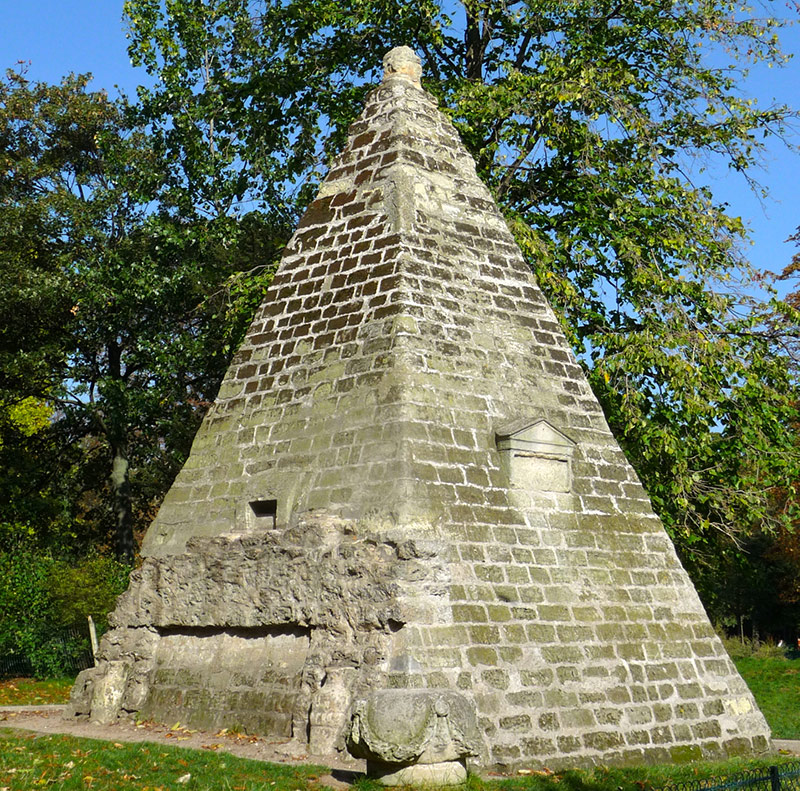 Pyramide du Parc Monceau